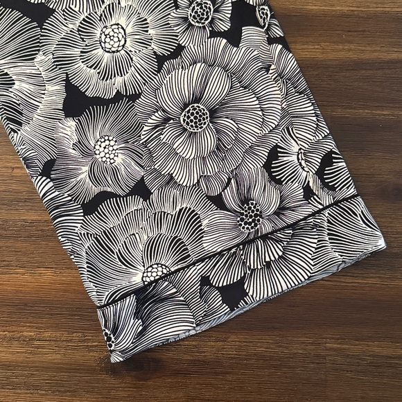 Express Stylist Super High Waisted Satin Pleated Wide Leg Floral Pant 6 Regular - Picture 6 of 15